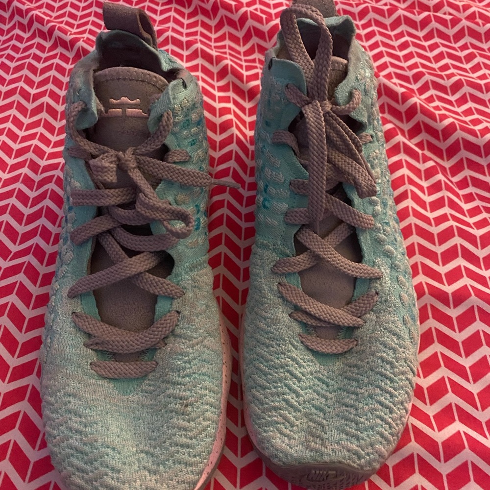 Lebron 17 size 7y